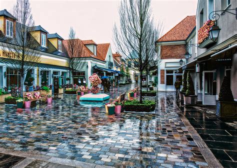 la vallee village outlet stores.